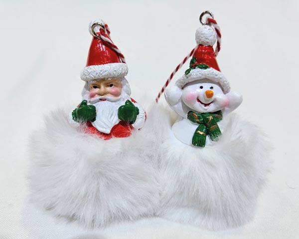 Niko ou bonhomme de neige mignon, 8 x 6 x 5 cm sur une boule